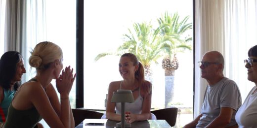 Découvrez le Yoga, le Pilates et la Relaxation Sonore pour vos Team Building dans le Golfe de Saint-TropezTeam building
