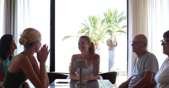 Découvrez le Yoga, le Pilates et la Relaxation Sonore pour vos Team Building dans le Golfe de Saint-TropezTeam building