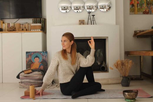 Yoga thérapeutique à Saint-Tropez : Bienfaits et Techniques pour le Corps et l&#8217;Esprit