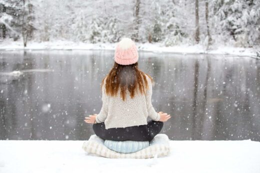 Comment le Yoga Peut Améliorer Votre Bien-Être Mental en Hiver