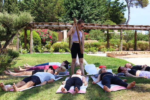 Le Guide Ultime pour Préparer Votre Première Retraite de Yoga dans le Var