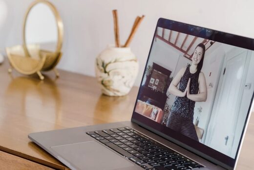 Découvrez les Bienfaits du Yoga en Visio : Pratiquez de Chez Vous dans le Var